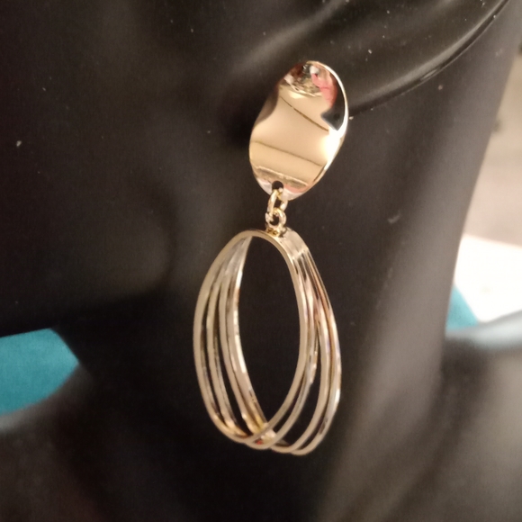14 Yellow Gold Plated Circle Earrings - Picture 2 of 3